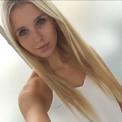 La modelo alemana tomándose una selfie