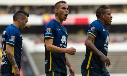 IMAGO7 Aguilar anima a sus compañeros