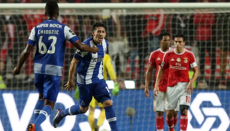 AP Héctor Herrera festeja con su equipo