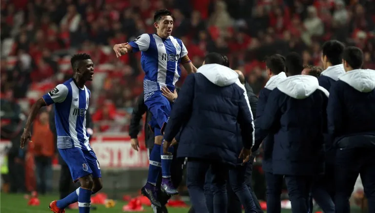 AP Héctor Herrera festeja con su equipo