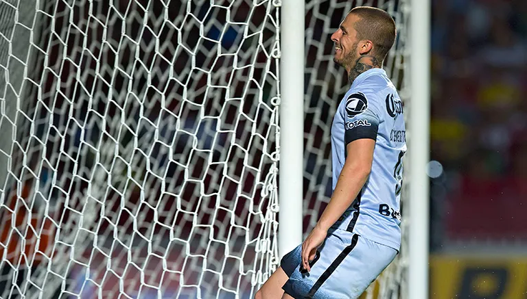 El delantero de América se lamenta tras una falla contra Veracruz