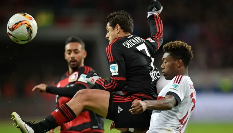 AP Chicharito disputa balón con David Alaba