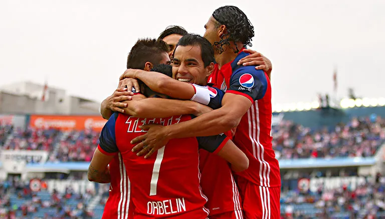 IMAGO7 Bravo festeja con sus compañeros