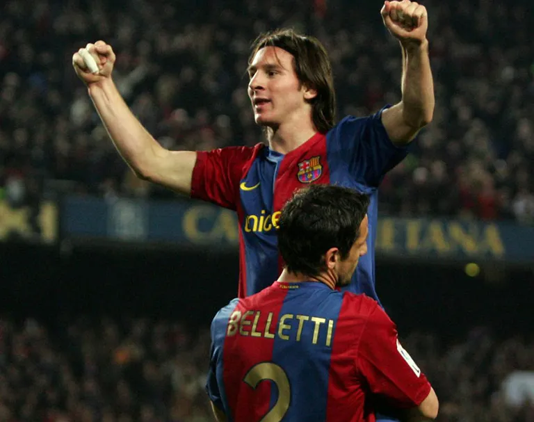ESPECIAL Belletti carga a Messi para celebrar un gol