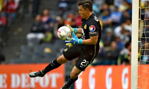 IMAGO7 Muñoz ataja el esférico