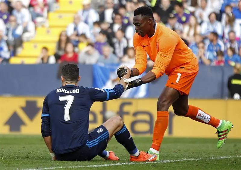 Kameni ayuda a levantarse a Ronaldo