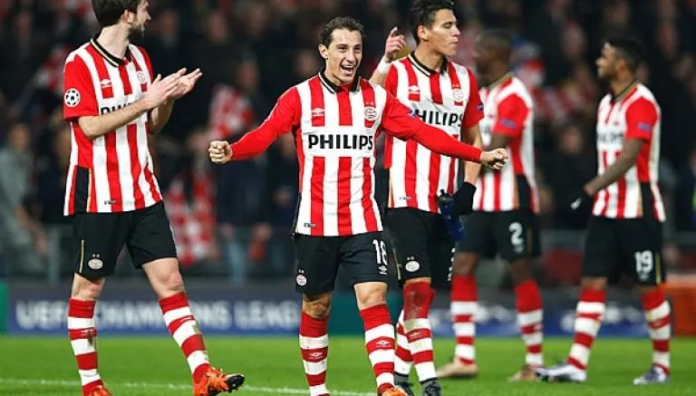 ESPECIAL Guardado celebra en juego del PSV
