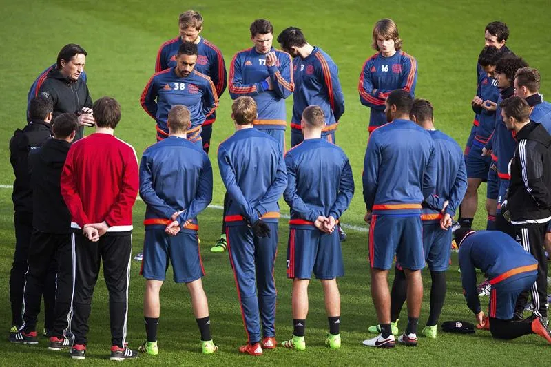 Jugadores escuchan plática de Roger Schmidt en entrenamiento del Leverkunsen