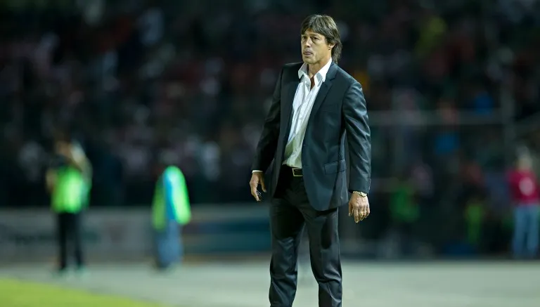 IMAGO7 Almeyda observando a su equipo durante un encuentro