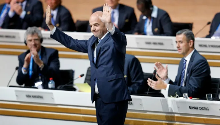 Infantino se congratula con los presentes tras ganar elección