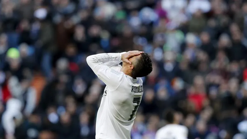 Ronaldo se cubre su rostro tras fallar una oportunidad