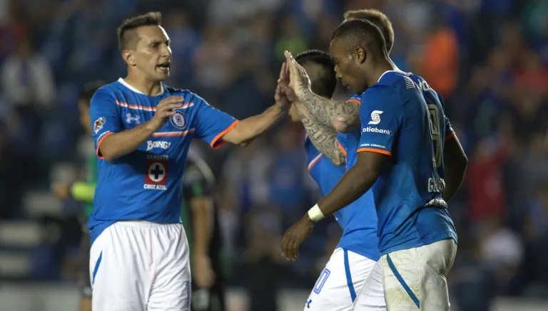 MEXSPORT Jugadores de Cruz Azul celebran después de un gol