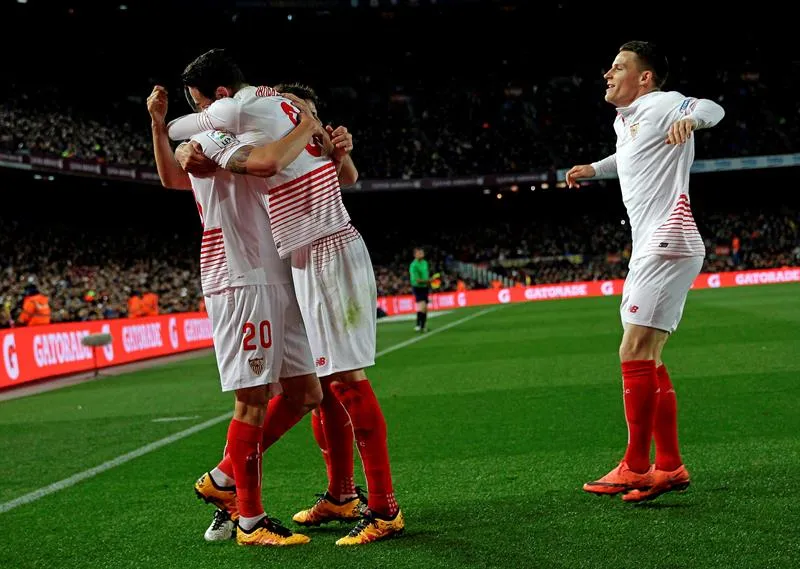 EFE Jugadores de Sevilla se abrazan tras anotar
