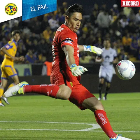 Moisés Muñoz realiza un despeje