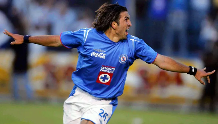 Fonseca celebra un gol con Cruz Azul