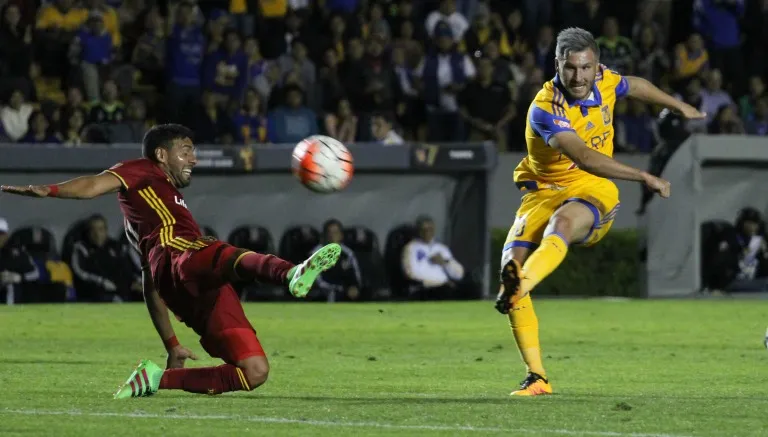 El atacante francés manda disparo a portería