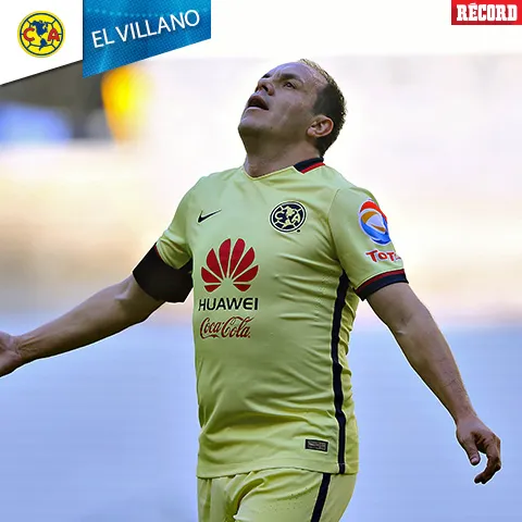 IMAGO7 Blanco se lamenta luego de que su disparo su estrellara en el travesaño