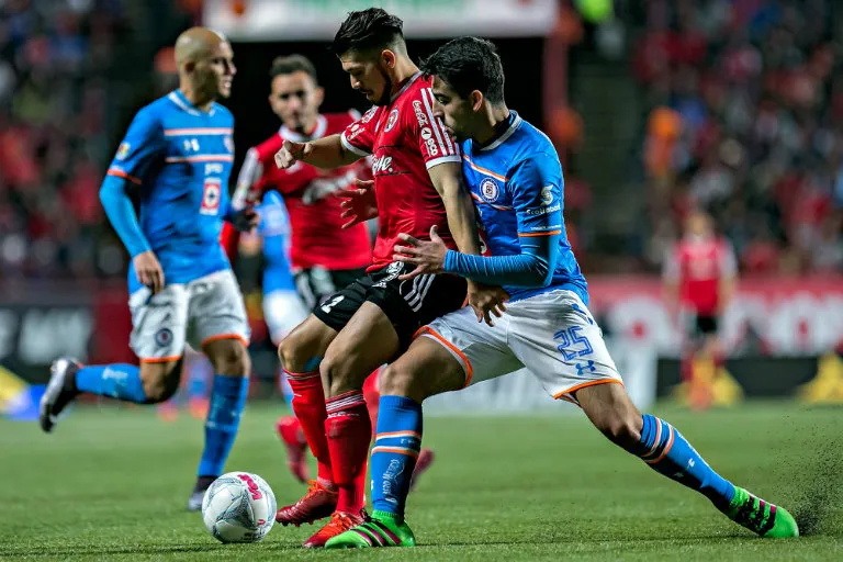 IMAGO7 Henry Martín conduce el balón en juego contra Cruz Azul