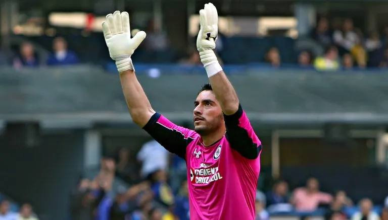 IMAGO7 El arquero de La Máquina agradece a la afición en un partido