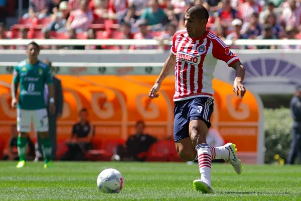 Carlos con la posesión del balón en el Estadio de Chivas