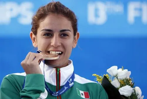 ESPECIAL Espinosa muerde una medalla en el podio