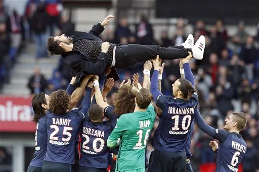 AP Jugadores del PSG en despedida de Lavezzi