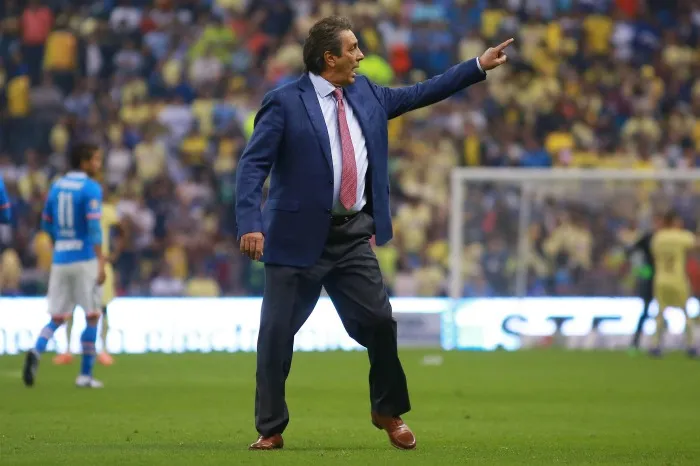 IMAGO7 Tomás Boy da instrucciones en un partido