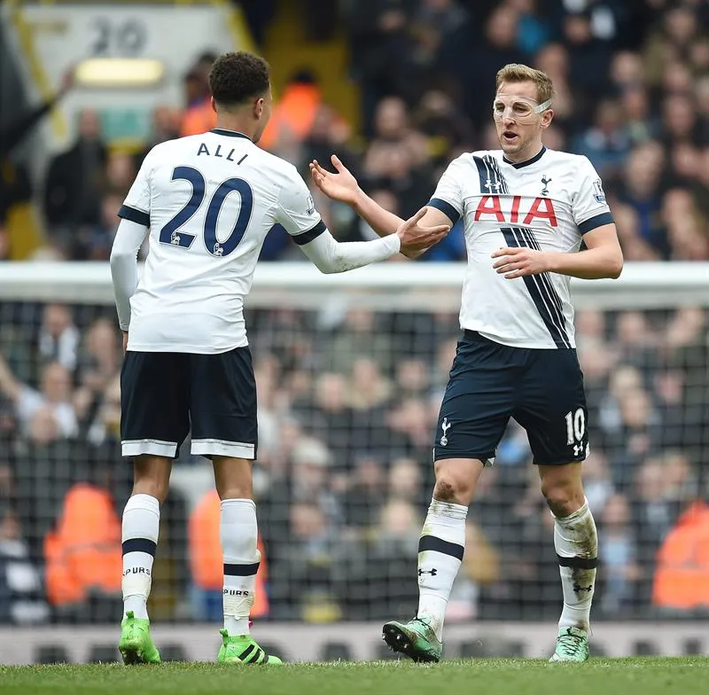 EFE Harry Kane da la mano a Alli tras marcar