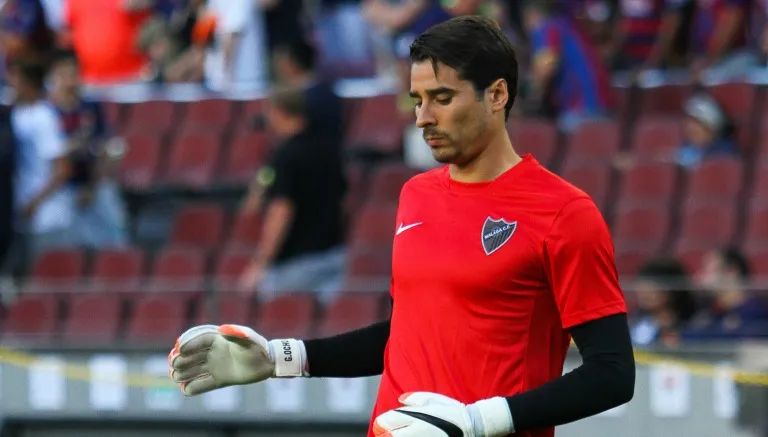 El arquero mexicano toca el balón