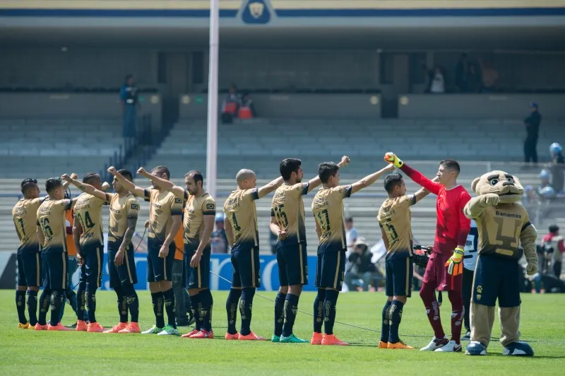 MEXSPORT Los jugadores de Pumas cantando el himno de la institución