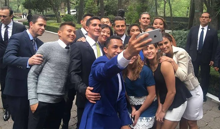 TWITTER Seleccion Nacional de Clavados durante encuentro con el Presidente de México