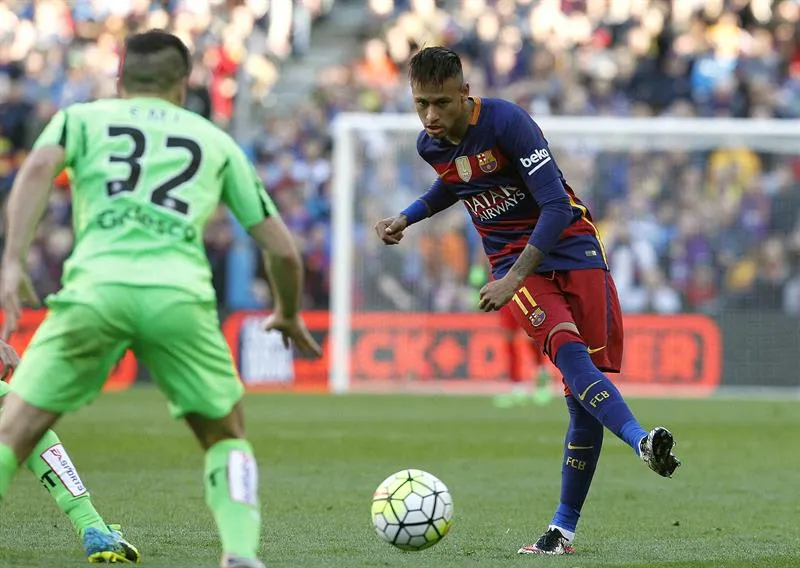 Neymar dispara ante el acoso defensivo