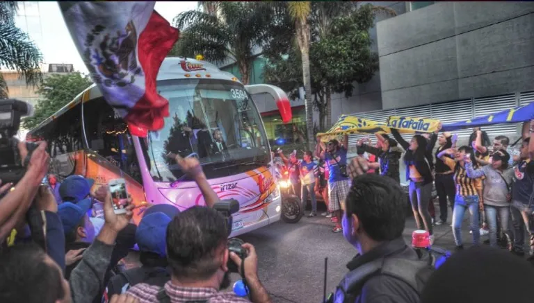 ENRIQUE MARTÍNEZ América llega al hotel de concentración