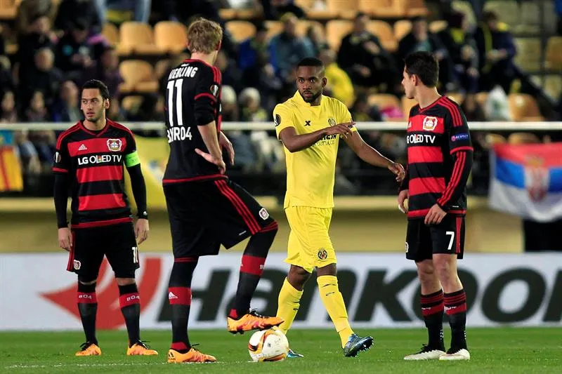 EFE Chicharito conversa con sus compañeros en el campo