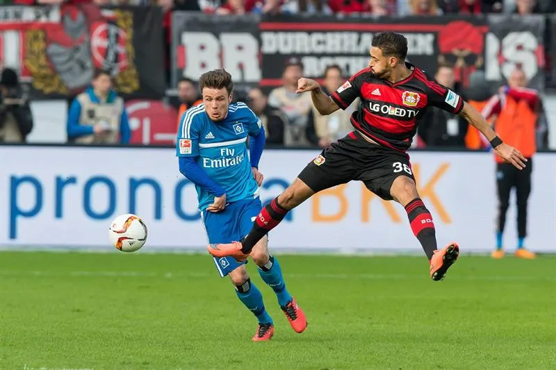 EFE CH7 pelea por el balón en el duelo contra Hamburgo