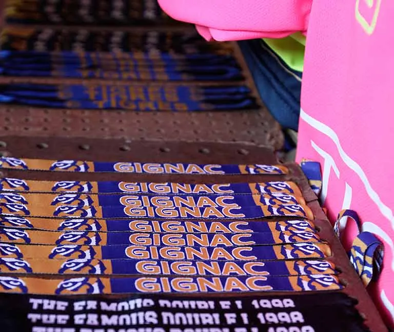 DANIEL GÁMEZ En el Universitario, se pueden comprar pulseras con el apellido de Gignac.