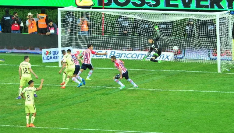 Gol anulado a Chivas por fuera de juego