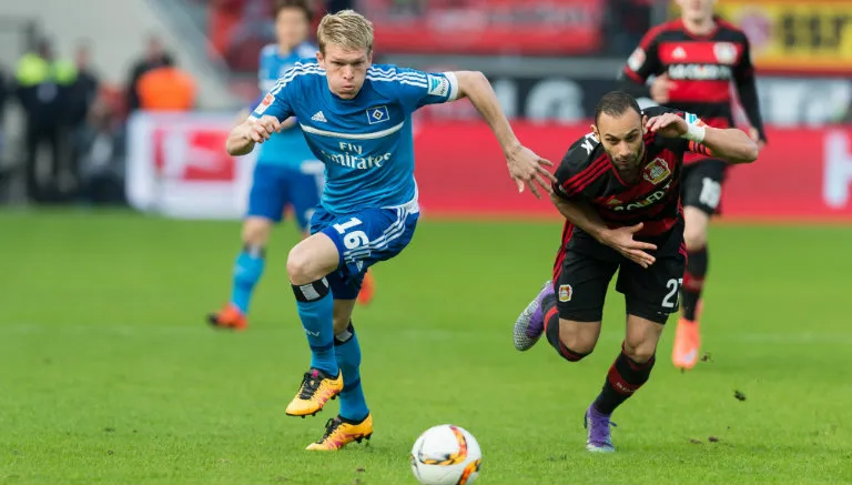 EFE Balón dividido entre Rudnevs y Toprak