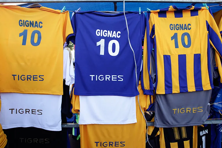 DANIEL GÁMEZ Los jerseys lucen el ‘10’ del goleador galo, con su selección y como felino.