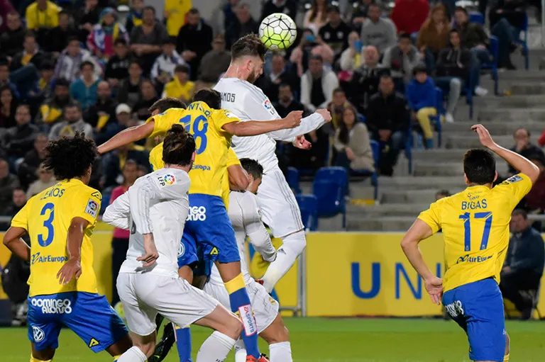 Sergio Ramos remata de cabeza para el 1-0