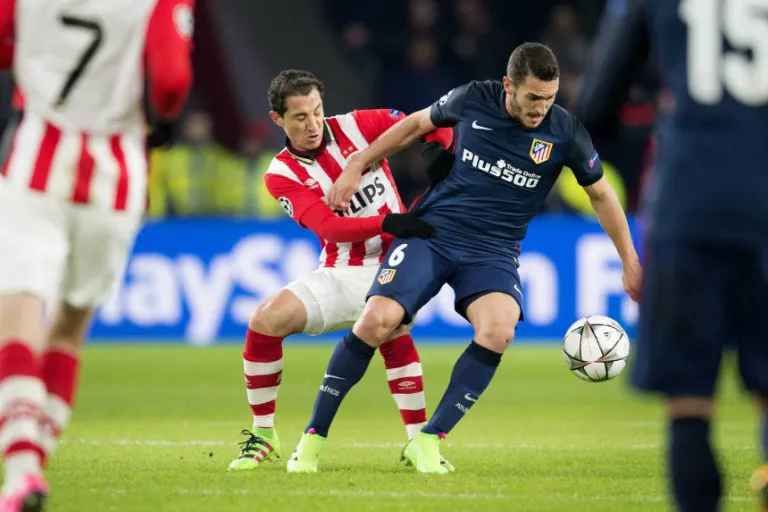 Guardado pelea el balón en juego contra Atlético de Madrid
