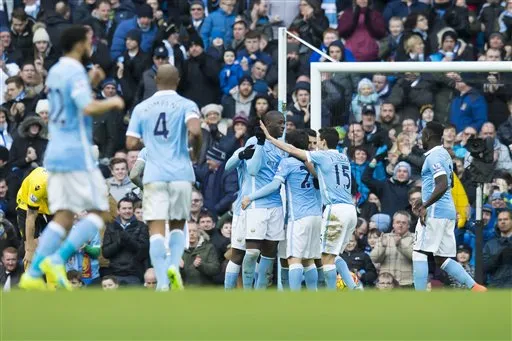 Jugadores del City festeja con Yaya Touré una anotación