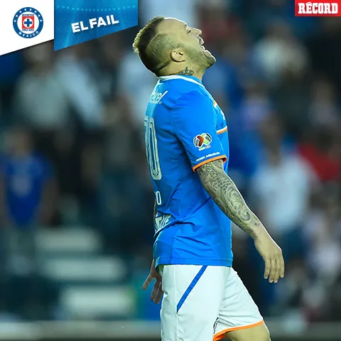 MEXSPORT Vuoso se lamenta tras fallar penalti contra Puebla