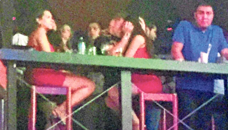 TV NOTAS Canelo besa a una de sus acompañantes