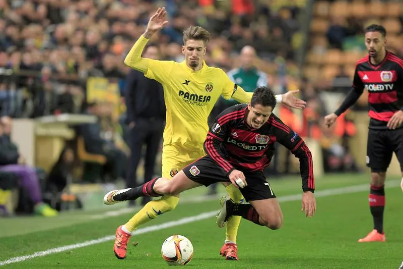 EFE Chicharito es derribado en partido contra Villarreal