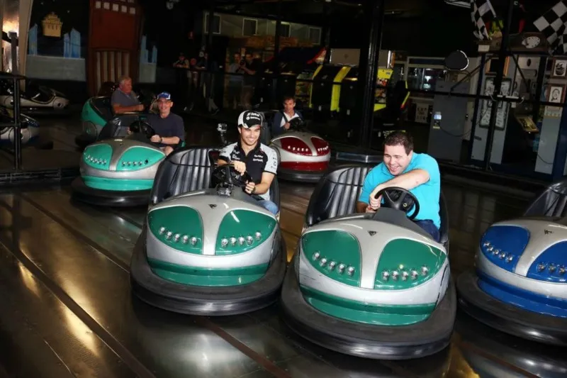 @FORCEINDIAF1 El piloto mexicano se divirtió junto a otros asistentes del parque