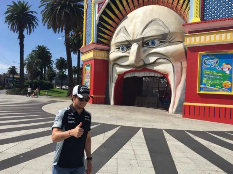 @FORCEINDIAF1 Checo Pérez posa para una foto en el Luna Park