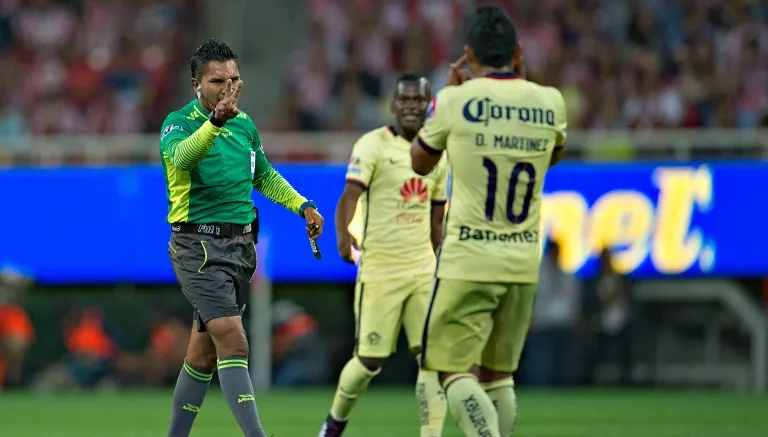 Martínez reclama al árbitro