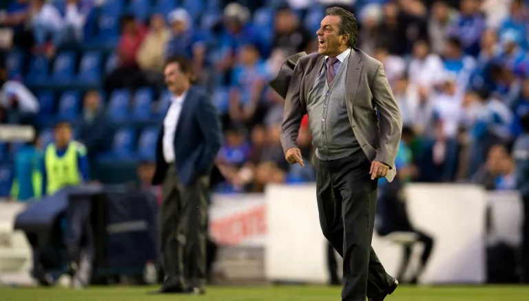 El estratega da indicaciones a sus jugadores