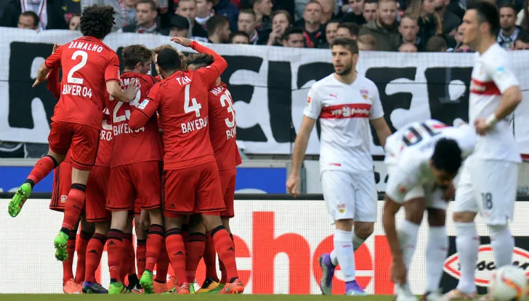 Jugadores del Bayer Leverkusen se felicitan